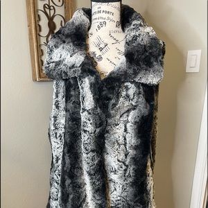 ❌ SOLD ❌ NWT women’s Reversible Faux Chinchilla Vest XL